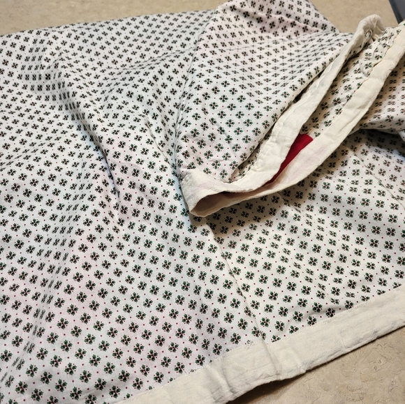 Handmade Baby Quilt in Christmas colors - light weight cotton is hand finished - Picture 5 of 8